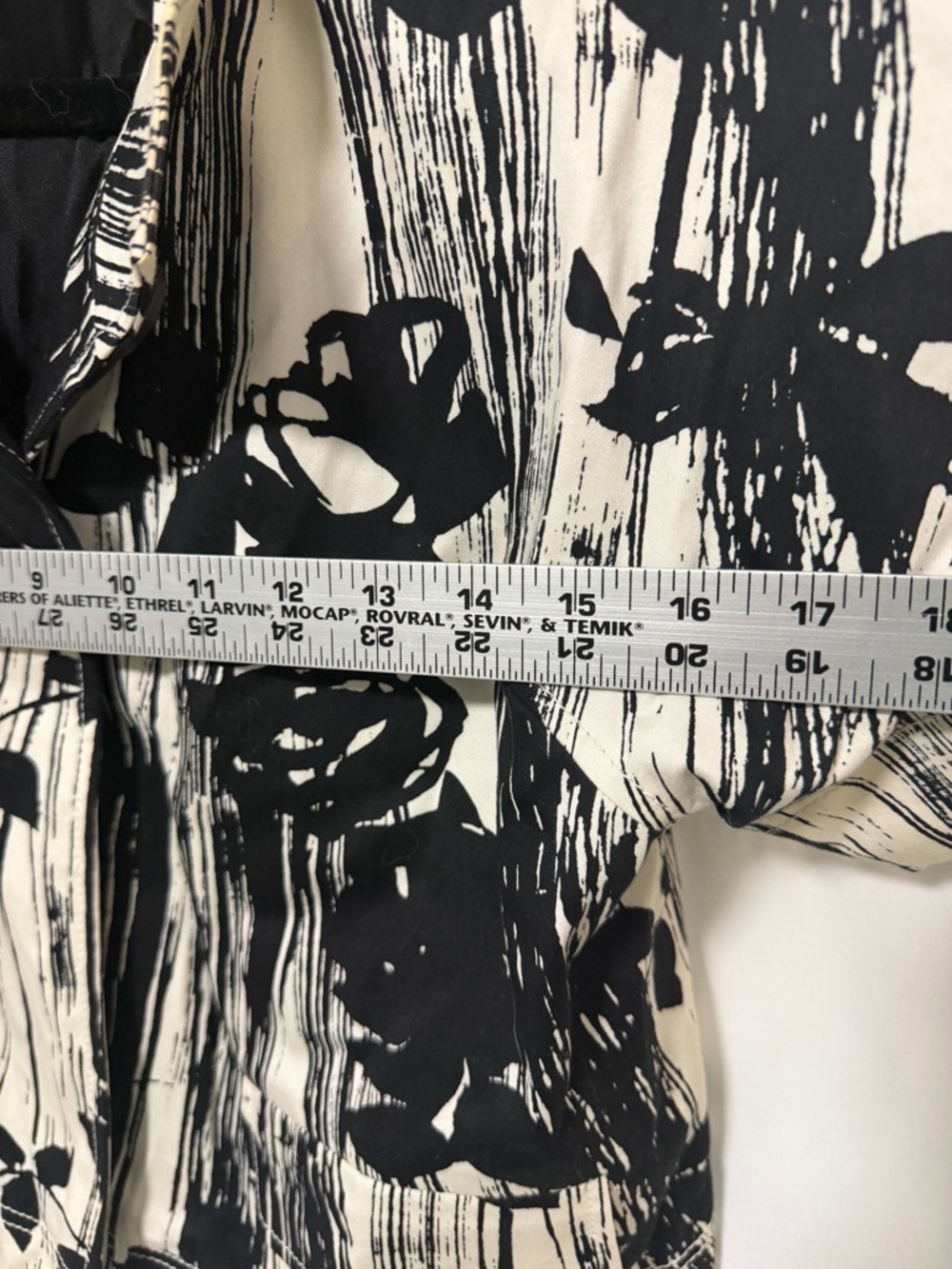 St. John Black and White Abstract-Print Cropped Jacket - Picture 4 of 6